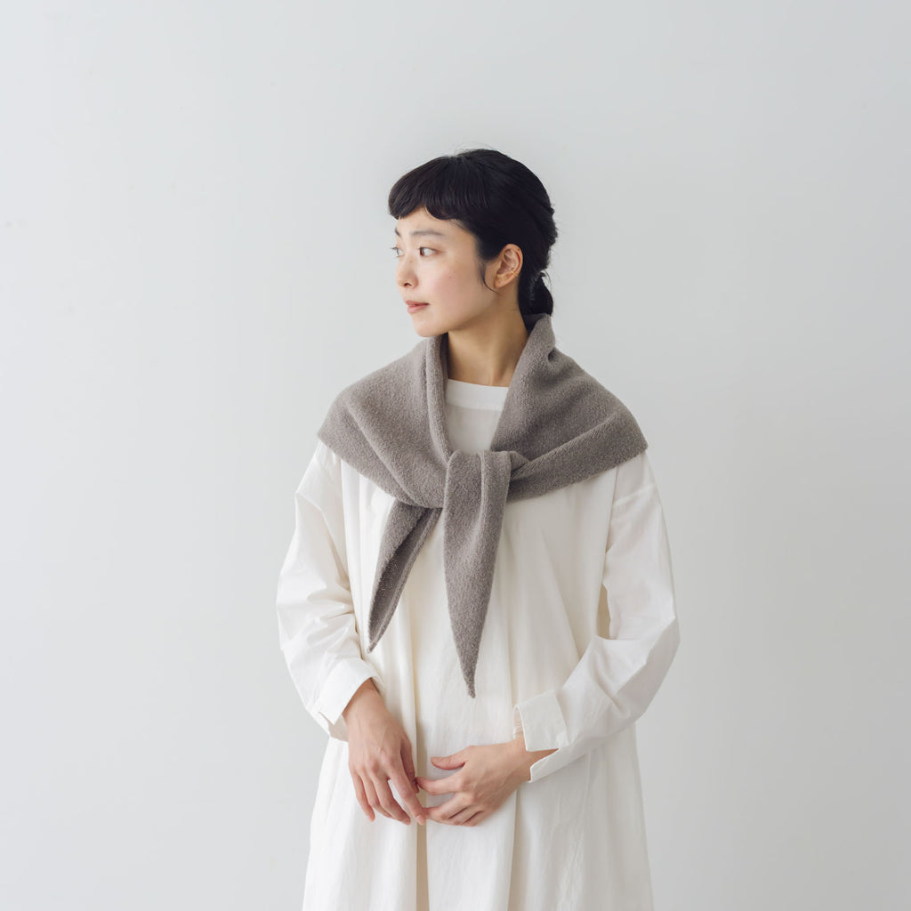 evam eva リニューウール トライアングル ストール［11月下旬再入荷］