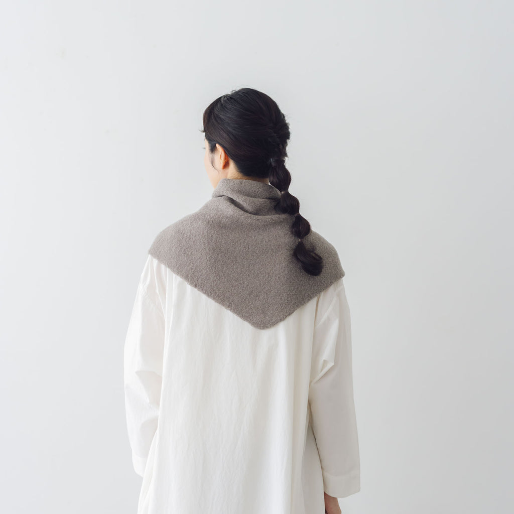 evam eva リニューウール トライアングル ストール［11月下旬再入荷］