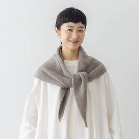 evam eva リニューウール トライアングル ストール［11月下旬再入荷］