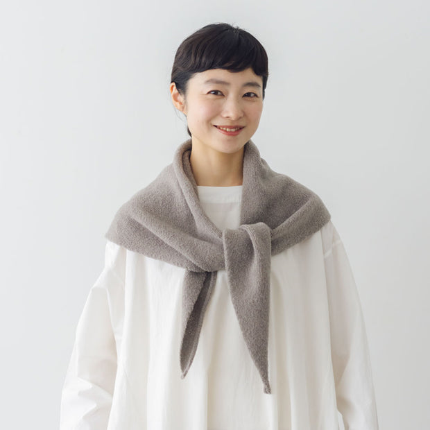 evam eva リニューウール トライアングル ストール［11月下旬再入荷］