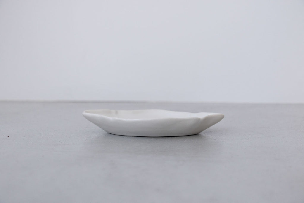 河合竜彦 白釉 オーバルレリーフ皿 S