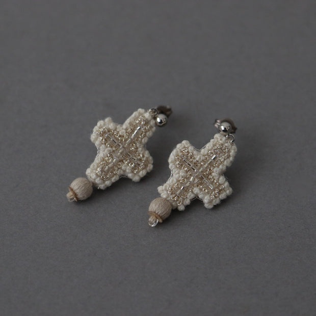ピアス B（ベージュの糸玉）