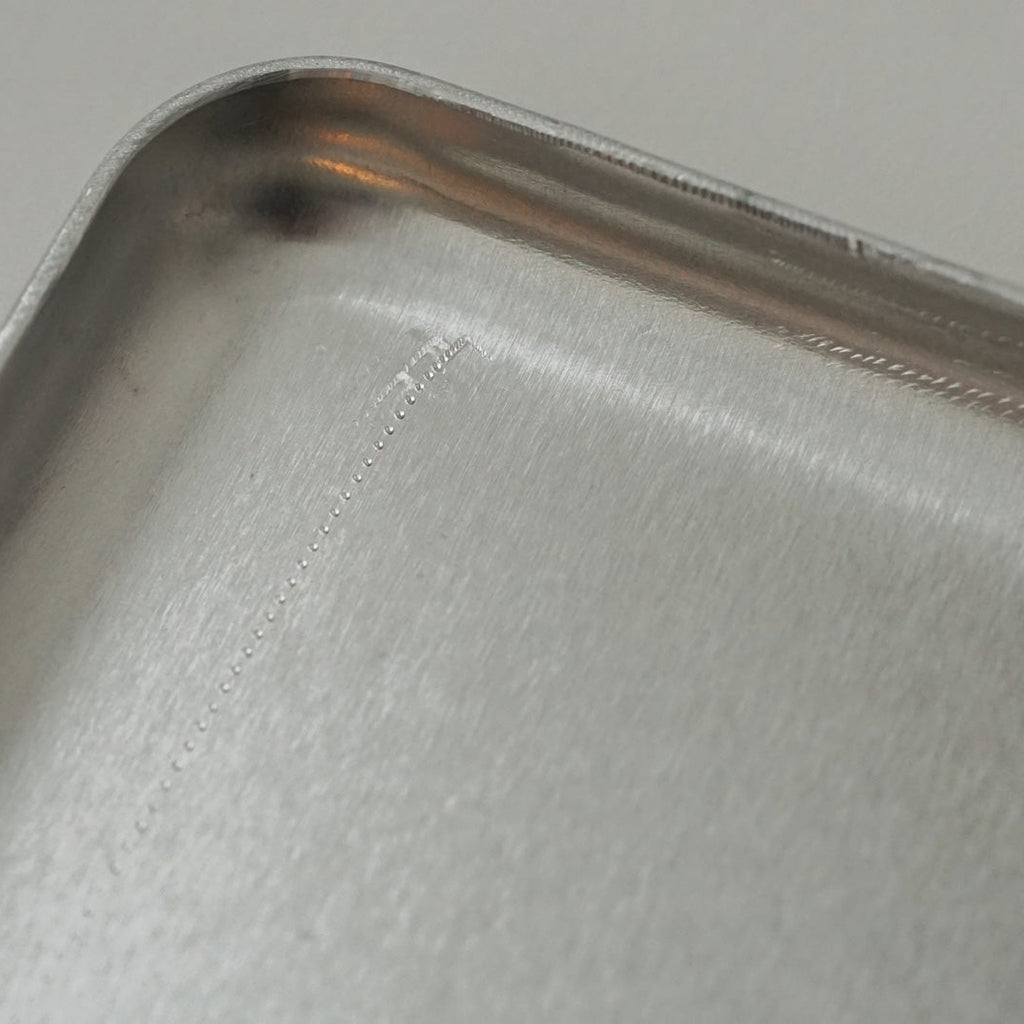 柔らかい素材でできており、製造工程で細かい傷や筋などがつきやすく、お使いいただくうちに更に使用感が出ます。