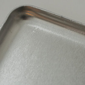柔らかい素材でできており、製造工程で細かい傷や筋などがつきやすく、お使いいただくうちに更に使用感が出ます。