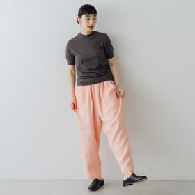 着こなしにリズムをつくる、おとなの麻100% コクーンパンツ