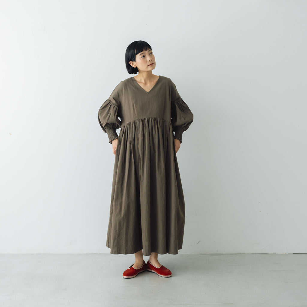 UNIVERSAL TISSU トリプルワッシャーリネンコットン Vネックワンピース モカ